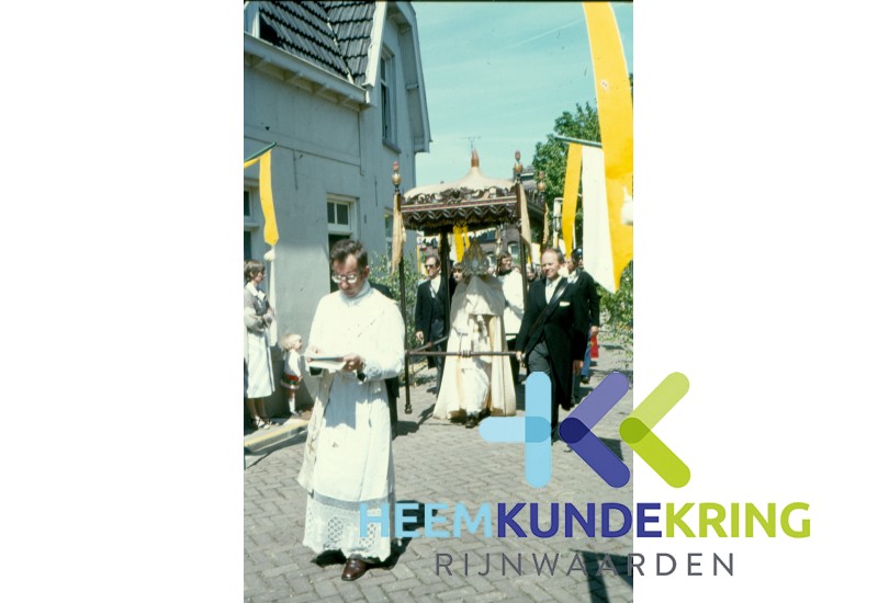 Processie Lobith met oa priester C. Hendriks